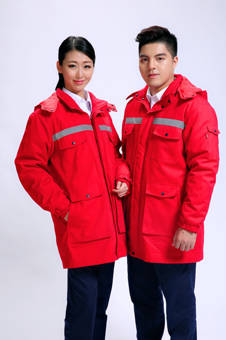 大紅棉衣模特展示正面照